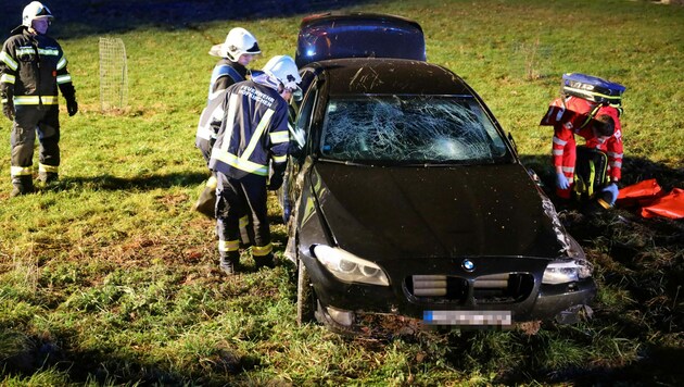 Die beiden Insassen des BMW mussten medizinisch betreut werden (Bild: laumat.at/Matthias Lauber)