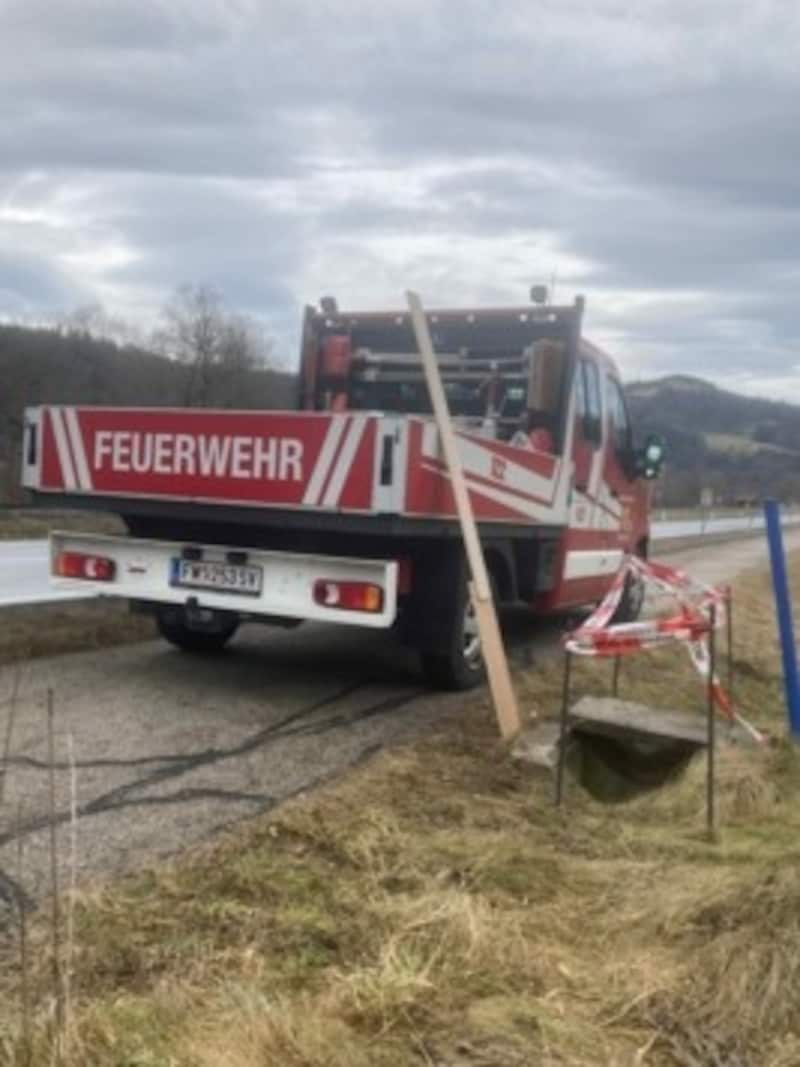 21 Stunden wurde der Kanalschacht von der Feuerwehr bewacht. (Bild: FF Klein St. Paul)