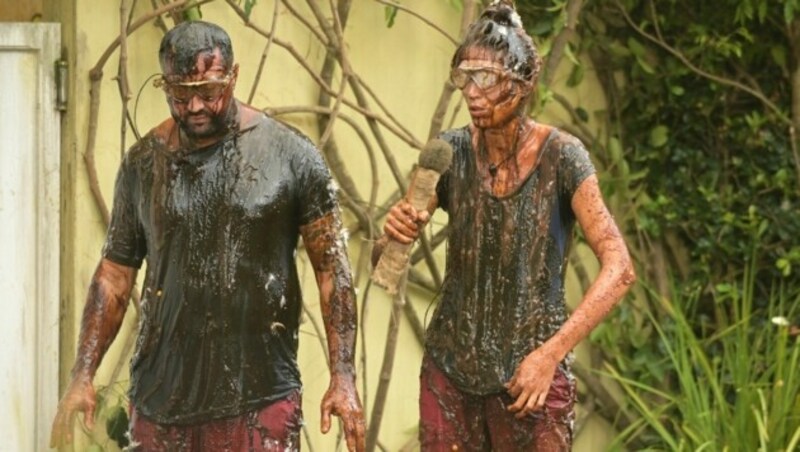 Tessa Bergmeier und Cosimo Citiolo sind nach der Dschungelprüfung mit Schleim, Innereien, Melasse, Kakerlaken, Maden und Federn besudelt. (Bild: RTL / Stefan Thoyah)