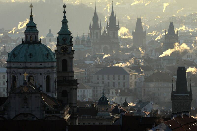 Blick über die St. Nikolaus Kirche in Prag (Bild: Michal Cizek / AFP)