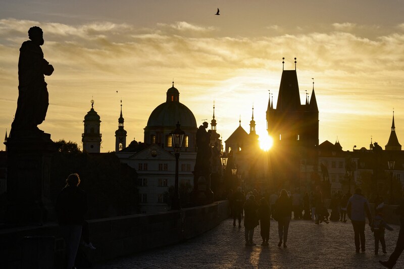 Touristen auf der Karlsbrücke in Prag (Bild: Ludovic MARIN / AFP)