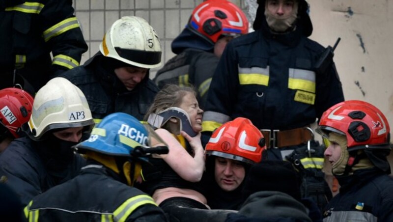 Am Sonntag konnte eine junge Frau lebend aus den Trümmern des Wohnhauses in Dnipro geborgen werden. (Bild: AFP)