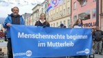 Los manifestantes contra el aborto se manifestaron en Innsbruck el sábado.  También hubo una contramanifestación.  (Imagen: Birbaumer Johanna)