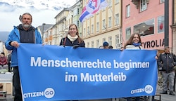 Am Samstag demonstrierten Abtreibungsgegner in Innsbruck. Es gab auch eine Gegen-Demo. (Bild: Birbaumer Johanna)