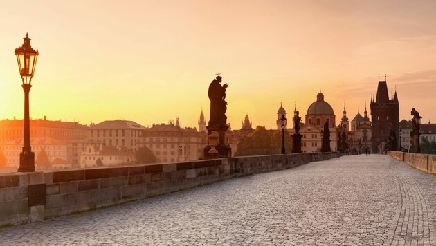 Natürlich ist es immer wieder eine große Freude, die Sehenswürdigkeiten in Prag zwischen Altstädter Rathaus und der Prager Burg zu erkunden. (Bild: eyetronic - stock.adobe.com)