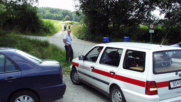 Ermittler am Tatort im Jahr 2001: Das Opfer wurde eiskalt hingerichtet. (Bild: Weber Heribert)