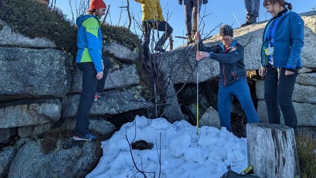 Die Kursteilnehmer waren erfinderisch und ließen sich vom Schneemangel nicht davon abhalten, ihr Wissen zum Verhalten bei Lawinenabgängen aufzufrischen. Sogar die Sonde kam im letzten Schneehäufchen zum Einsatz. (Bild: Alpenverein Urfahr-West)