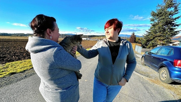 Tanja L. mit Tierschützerin Elisabeth Hofer: „Oft werden die Stubentiger im Freien fotografiert und bei der erstbesten Gelegenheit mitgenommen.“ (Bild: Christian Schulter)