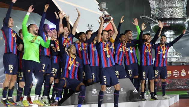 Der FC Barcelona bejubelt den Triumph im Supercup. (Bild: APA/AFP/Giuseppe CACACE)