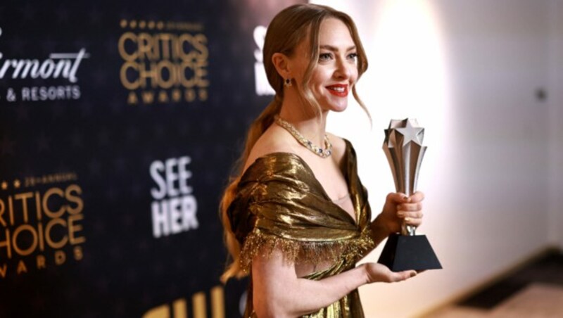 Amanda Seyfried posiert mit ihrem „Critics Choice Award“ für „The Dropout“ im Presseraum der Preisverleihung in Los Angeles. (Bild: APA/Matt Winkelmeyer/Getty Images for Critics Choice Association/AFP)