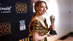 Amanda Seyfried posiert mit ihrem „Critics Choice Award“ für „The Dropout“ im Presseraum der Preisverleihung in Los Angeles. (Bild: APA/Matt Winkelmeyer/Getty Images for Critics Choice Association/AFP)