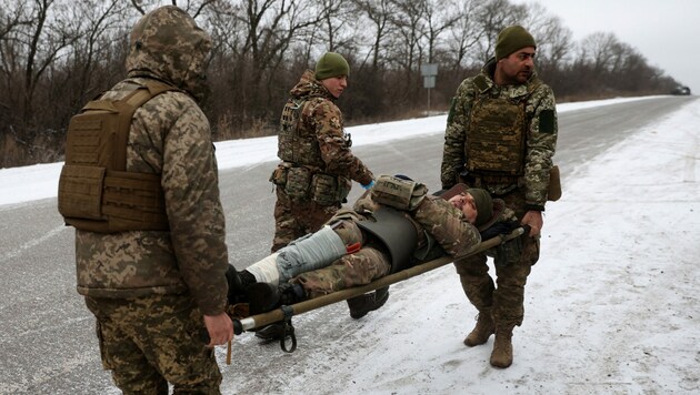 Ukrainische Soldaten transportieren einen verwundeten Kameraden in der Nähe zu Soledar ab. (Bild: AFP)
