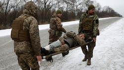 Ukrainische Soldaten transportieren einen verwundeten Kameraden in der Nähe zu Soledar ab. (Bild: AFP)