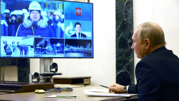 Der russische Präsident Wladimir Putin im Moskauer Kreml bei der Eröffnungszeremonie des Kovykta-Gasfeldes am 21. Dezember 2022 (Bild: APA/AFP/Sputnik/Mikhail Kireyev)