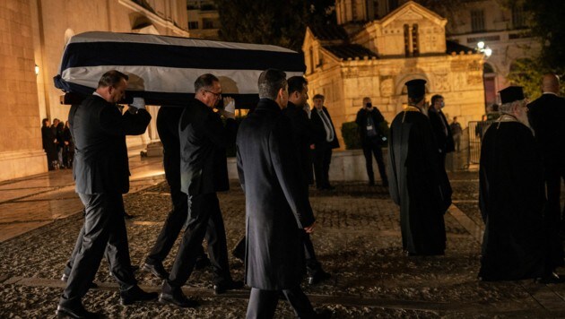 In der Dunkelheit begannen am 16. Jänner 2023 die Begräbnisfeierlichkeiten für den ehemaligen griechischen König Konstantin. (Bild: AFP or licensors)