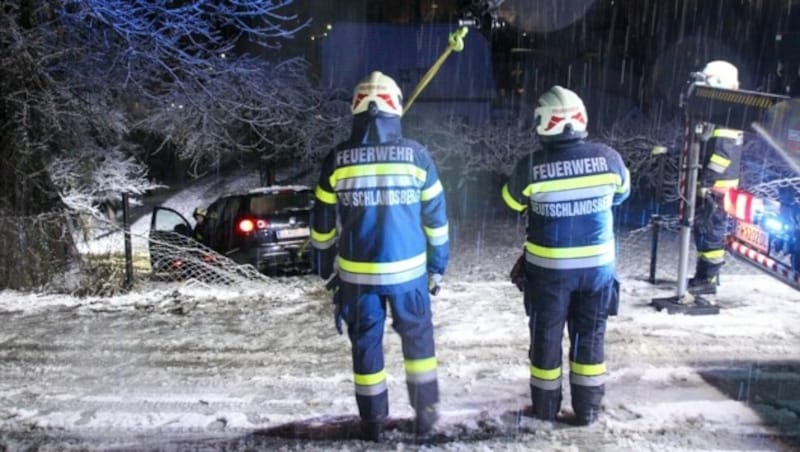 Auch die Freiwillige Feuerwehr Deutschlandsberg rückte zur Fahrzeugbergung aus. (Bild: FF Deutschlandsberg )