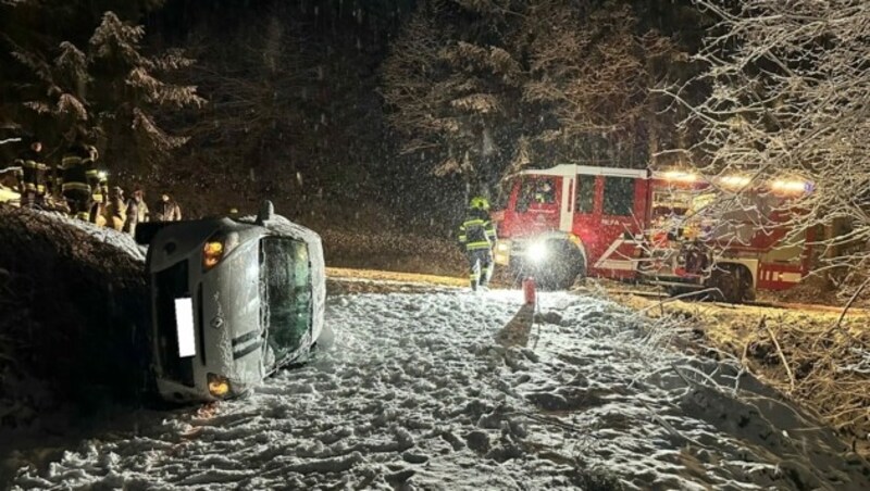 Der Pkw kam von der Straße, rutschte über die Böschung und kam seitlich auf der darunterliegenden Straße zum Liegen. (Bild: BFVMZ/FF Wartberg)