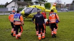 Der Patient (88) wurde in kritischem zustand vom Rettungshubschrauber "Christophorus 9" in ein Krankenhaus geflogen. (Bild: APA/BERUFSRETTUNG WIEN)