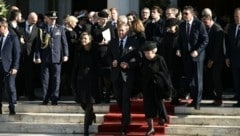 Europas Hochadel, im Bildvordergrund Königin Maxima, König Willem-Alexander und Prinzessin Beatrix, nahmen an der Trauerfeier für den griechischen Ex-König Konstantin in Athen teil. (Bild: APA/Photo by Aris Messinis / AFP)