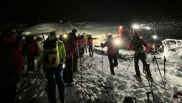 Die Bergretter konnten den Schwerverletzten in einem nächtlichen Einsatz bei Schneetreiben bergen. (Bild: Bergrettung Jerzens)