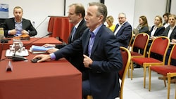 3. Sitzung der U-Kommission zur Causa Wien Energie: Stadtwerke-Vize-Generaldirektor Peter Weinelt kam mit Rechtsbeistand. (Bild: Holl Reinhard)