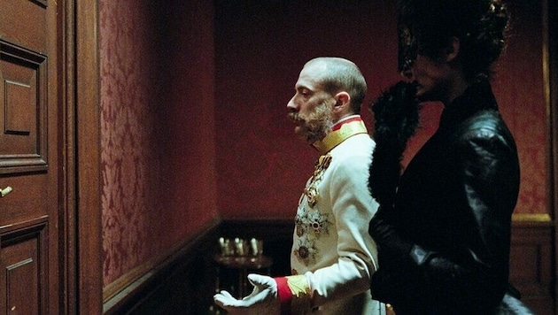 Florian Teichtmeister spielte Kaiser Franz Joseph in „Corsage“, nun gibt es Vorwürfe gegen einen weiteren Schauspieler, der in dem Film mitwirkte. (Bild: Film AG/Corsage)