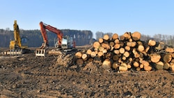 Kurz vor Weihnachten 2021 begann die Rodung für das neue Betriebsbaugebiet Ehrenfeld in der Gemeinde Ohlsdorf (bez. Gmunden) neben Westautobahn durch „Schotterbaron“ Hans Asamer, der auch als Parteispender für die ÖVP aktiv war. (Bild: Wolfgang Spitzbart)