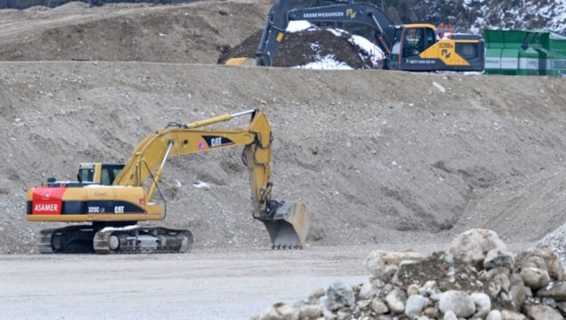 Ein Bild von der Aufschließung des neuen umstrittenen Betriebsbaugebietes Ehrenfeld in der Gemeinde Ohlsdorf (Bezirk Gmunden, Oberösterreich) aus dem Sommer 2022: Viel Schotter gab es da für Asamer „zu ernten“. (Bild: Wolfgang Spitzbart .)