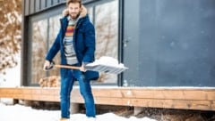 Den Schnee, wenn möglich, besser schieben als heben. (Bild: ROSSandHELEN photoqraphers)