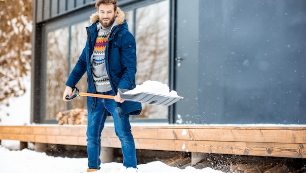 Vor dem Schneeschaufeln Muskeln aufwärmen. (Bild: ROSSandHELEN photoqraphers)