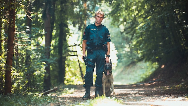 Der Polizeidiensthundeführer mit seinem Diensthund „Carlos“ (Bild: LPD Stmk, Martinelli)