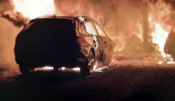 Die Flammen am 11. September 2022 in Kuchl zerstörten nicht nur ein Auto, sondern auch den Carport. (Bild: FF Kuchl)
