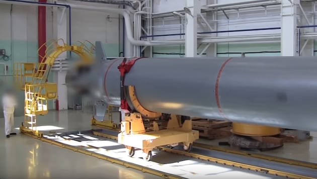 Screenshot aus einem Video des russischen Verteidigungsministeriums: Der (verpixelte) Ingenieur links unten veranschaulicht, wie riesig der Torpedo Poseidon ist. (Bild: Russisches Verteidigungsministerium)