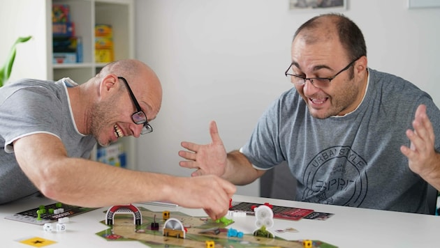 Reinhard Kern und Manfred Lamplmair (r.) hatten mit Gerti Kurzmann die Rudy Games GmbH gegründet. (Bild: Markus Wenzel)