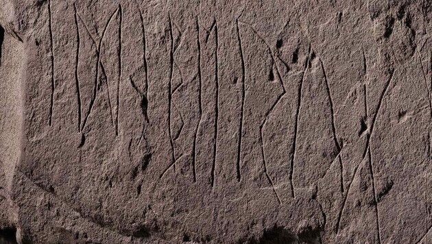 Den vermutlich ältesten Runenstein (Bild) der Welt haben Archäologen in Norwegen entdeckt. Er ist fast 2000 Jahre alt. (Bild: Alexis Pantos/KHM, UiO)