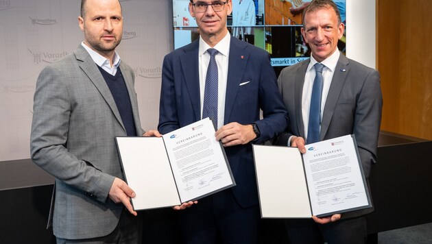 Eine Vereinbarung über arbeitspolitische Maßnahmen haben LR Tittler, LH Wallner und AMS-Chef Bereuter am Dienstag unterzeichnet. (Bild: Land Vorarlberg/ Alexandra SERRA)