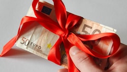 Ein „Geschenk“ dank des politischen Einsatzes: Der freie Zugang zu Geld und Krediten bleibt älteren Bankkunden per Gesetz gewährt. (Bild: PIXMatex - stock.adobe.com)