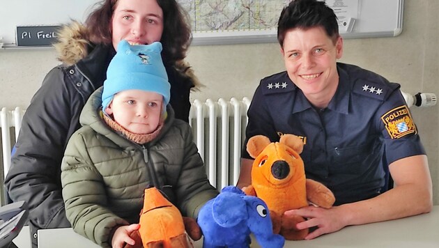 Tierisches Happy End für Mutter Jessica mit Sohn Jonas und Patricia Willinger von der Polizeiinspektion Freilassing. (Bild: Polizei Freilassing)