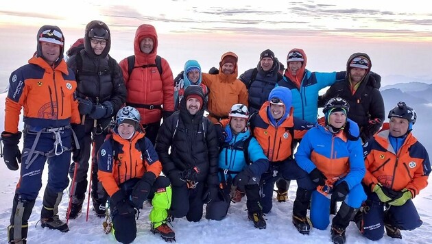 Sebastian K. (2. von re.) und seine Bergretter-Kollegen auf einer Expedition in Ecuador. (Bild: Bergrettung Lungau)