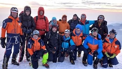 Sebastian K. (2. von re.) und seine Bergretter-Kollegen auf einer Expedition in Ecuador. (Bild: Bergrettung Lungau)