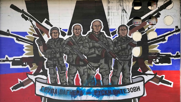Belgrad: Ein Wandgemälde mit der Darstellung von Söldnern der russischen Wagner-Gruppe und der Aufschrift: „Wagner-Gruppe - Russische Ritter“. (Bild: The Associated Press)