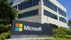 Microsoft (im Bild ein Gebäude seiner Zentrale in Redmond) erwägt einem Medienbericht zufolge, fünf Prozent seiner Belegschaft zu entlassen. (Bild: APA/AFP/Getty Images/Stephen Brashear)