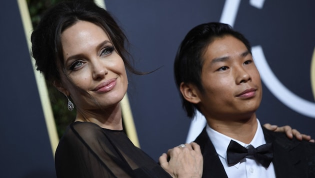 Angelina Jolie und ihr Sohn Pax Jolie-Pitt bei den Golden Globe Awards 2018 (Bild: APA/AFP/VALERIE MACON)