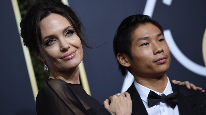 Angelina Jolie and her son Pax Jolie-Pitt at the 2018 Golden Globe Awards (Bild: APA/AFP/VALERIE MACON)