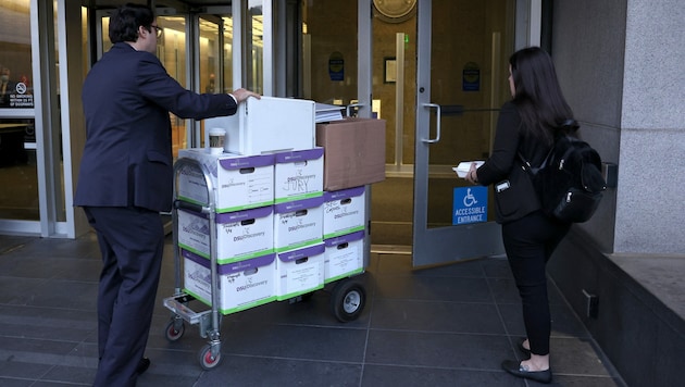 Anwaltsgehilfen transportieren Kisten mit Dokumenten in das Phillip Burton Federal Building in San Francisco zur Verhandlung der Aktionärsklage gegen Elon Musk. (Bild: AFP)