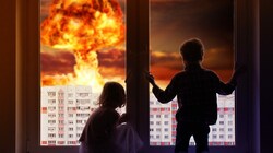 Nach der Explosion einer Atombombe bleiben nur wenige Augenblicke, um sich in Innenräumen in Sicherheit zu bringen. (Bild: stock.adobe.com, Krone KREATIV)