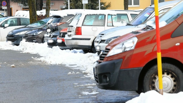 Vor allem bei Schnee ist das Parkplatzangebot gering. Wer auf privaten Grund ausweicht, muss mit viel Ärger rechnen! (Bild: Uta Rojsek-Wiedergut)