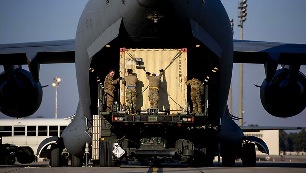 Ein Frachtflugzeug der US-Armee (Bild: APA/Getty Images via AFP/GETTY IMAGES/Melissa Sue Gerrits)