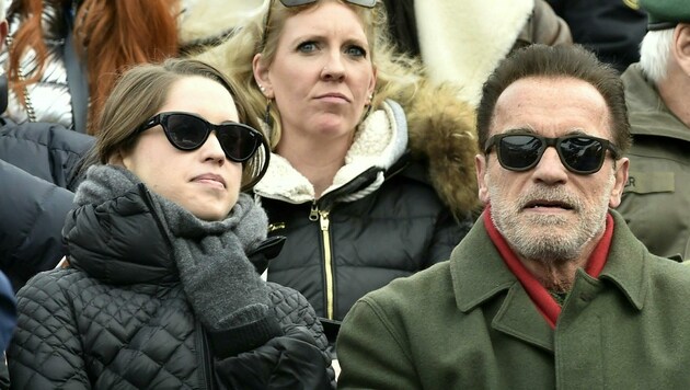 Wie schon 2020 soll Arnold Schwarzenegger auch heuer Tochter Christina nach Kitzbühel mitbringen. (Bild: APA/HANS PUNZ)