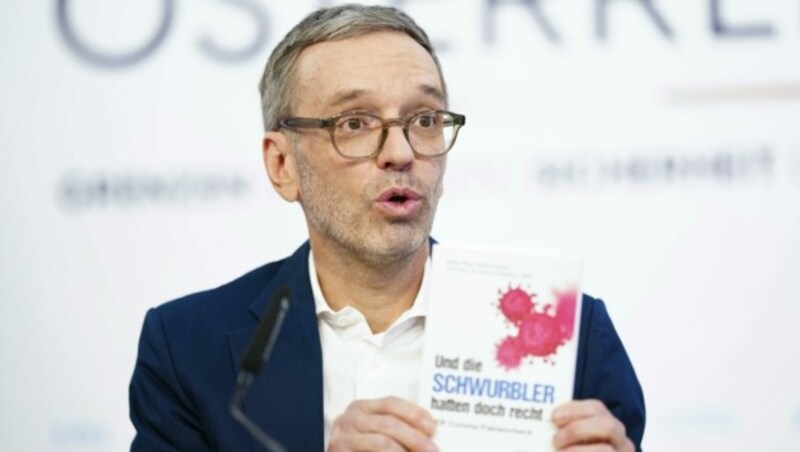 FPÖ-Obmann Herbert Kickl stellte am MIttwoch das Buch „Die Schwurbler hatten doch recht“ vor (Bild: APA/EVA MANHART)